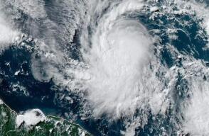 Esta imagen satelital de la Administración Nacional Oceánica y Atmosférica (NOAA)/GOES muestra la tormenta tropical Beryl a las 19:30 UTC del 29 de junio de 2024.
