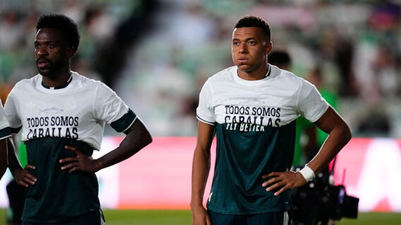 Kylian Mbappé y Vinícius en la previa del juego entre Elche y Real Madrid por la Liga de España. 