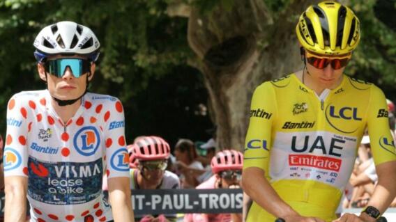 Jonas Vingegaard, portador de la camiseta de la montaña, y Tadej Pogacar, líder de la general, en el Tour de Francia 2024