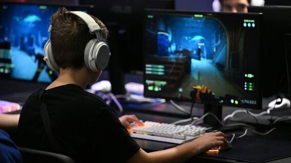 Los visitantes juegan videojuegos en computadoras durante el día de apertura de la feria de videojuegos "Paris Games Week" Los visitantes juegan videojuegos en computadoras durante el día de apertura de la feria de videojuegos "Paris Games Week"