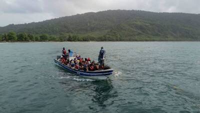 Embarcación con migrantes en Panamá.
