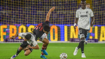 Acción de juego entre Millonarios y Colo Colo en el estadio El Campín. 