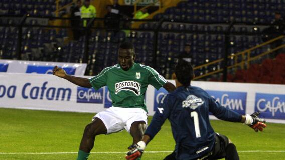 Carlos 'Caballo' Rentería, en duelo con Atlético Nacional. Carlos 'Caballo' Rentería, en duelo con Atlético Nacional.