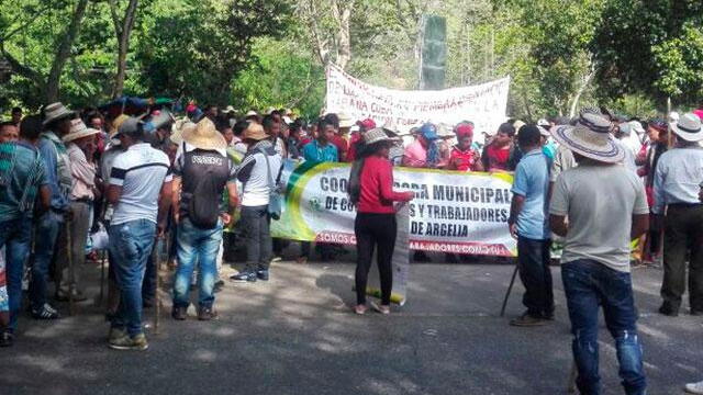Bloqueo en vía Panamericana por marcha de campesinos cultivadores de coca