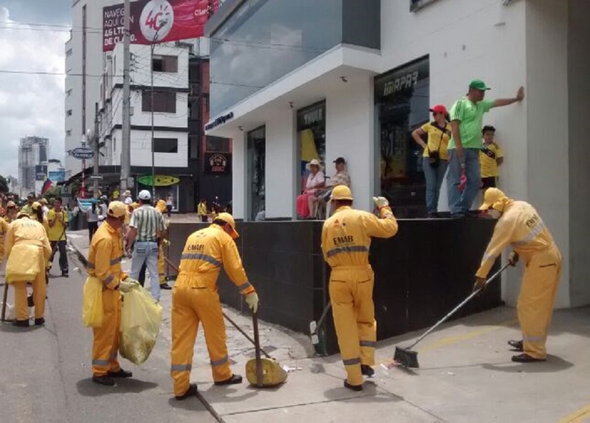 270239_Desmovilizados trabajan como escobitas en la Empresa de Aseo de Bucaramanga-Foto Emab