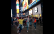 271697_Las jóvenes llamaron la atención al bailar en el Time Square. Foto: María Alejandra Borrás.
