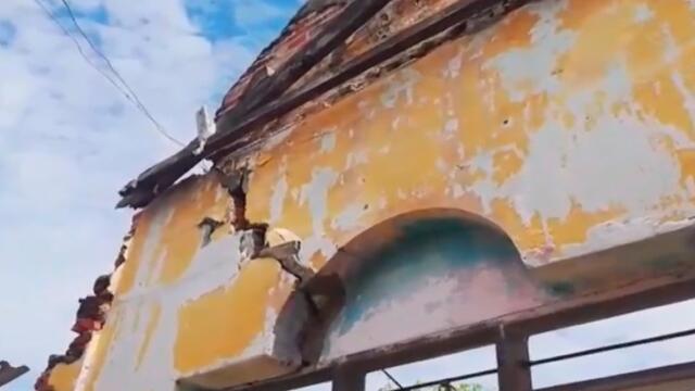 Pared de un edificio abandonado por poco destruye dos viviendas en Soledad
