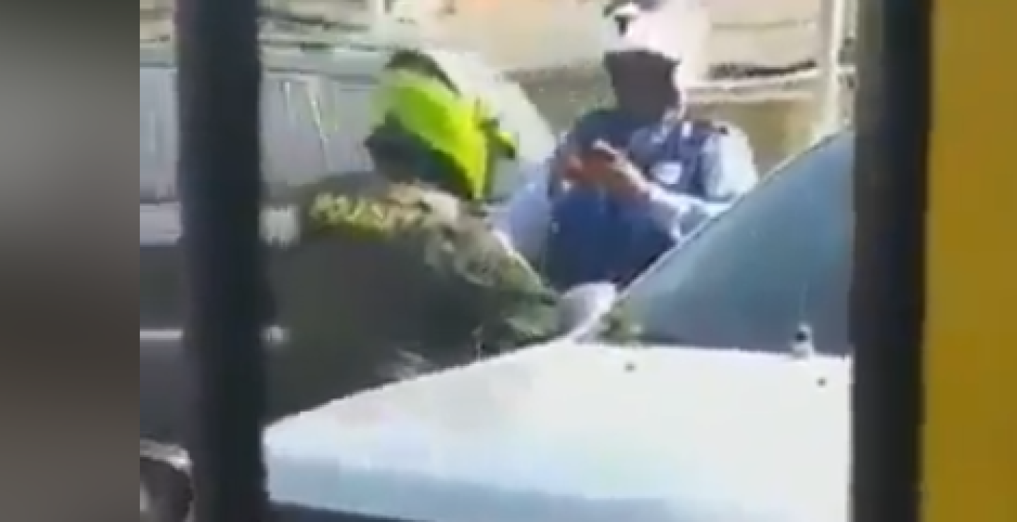 352413_BLU Radio// Policía y agente de tránsito en Cartagena. Foto: Tomada de video Metro Tv Oficial