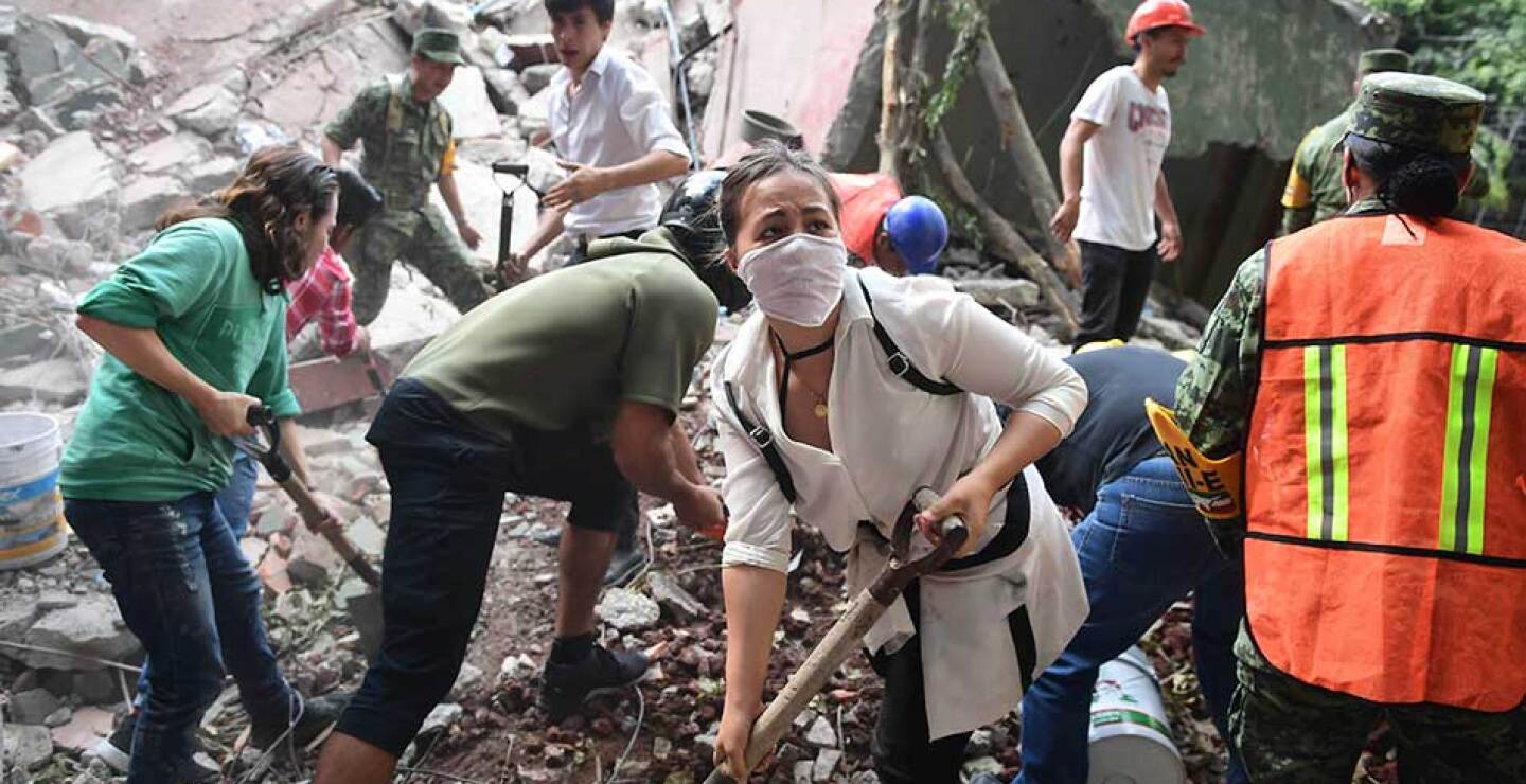 Con palas, los habitantes de ciudad de México se unen a los rescatistas para buscar sobrevivientes.