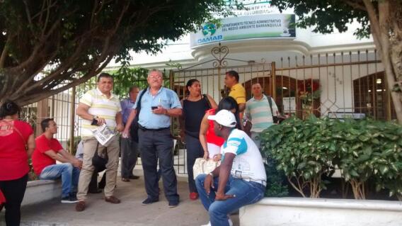 274764_Los trabajadores se ubicaron en la puerta para esperar explicaciones sobre la liquidación. Foto: Rodolfo Rodríguez