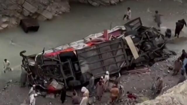 Grave accidente de bus en Pakistán deja 19 muertos Grave accidente de bus en Pakistán deja 19 muertos