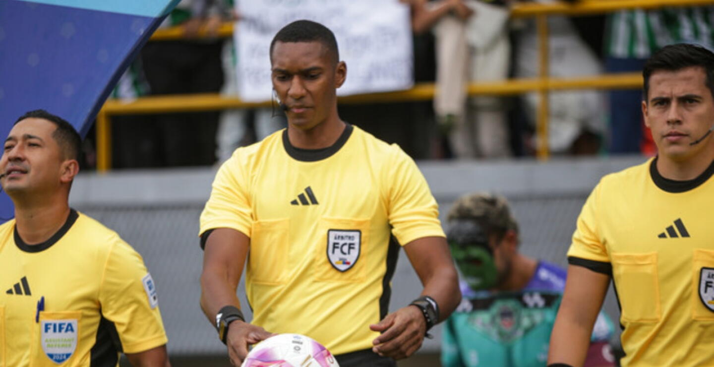 Diego Ulloa (centro) será el árbitro para la final de ida entre Santa Fe y Medellín.