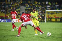 Acción de juego entre Bucaramanga y Santa Fe por la fecha 14 de la Liga BetPlay I-2026.