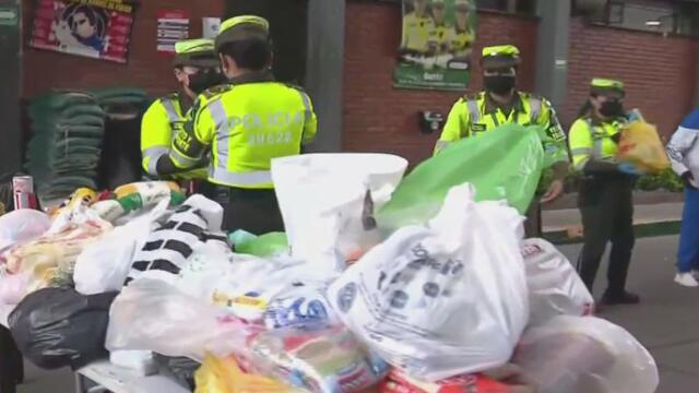 Policías de tránsito recogen mercados y los llevan a la puerta de la casa de los más necesitados 