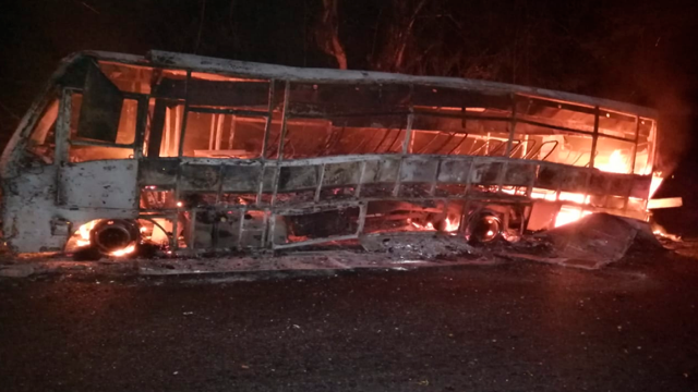 Ejército señala al ELN de incinerar seis vehículos en la vía entre Valdivia y Caucasia