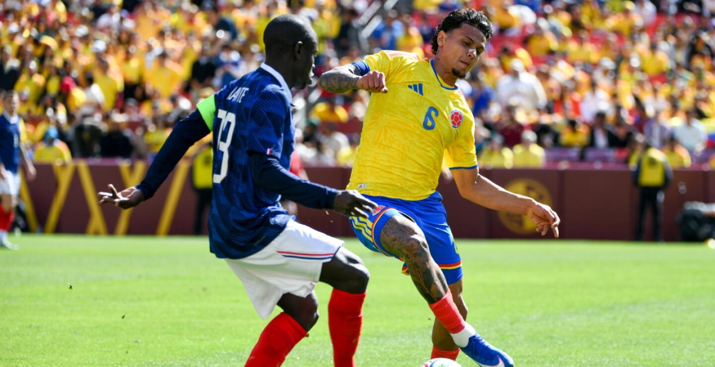 Richard Ríos en acción de juego en Colombia vs. Francia en duelo de preparación.