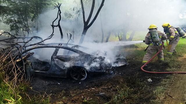 ¿Qué pasó? Costoso BMW acabó incinerado cuando transitaba por una vía que conecta a dos municipios