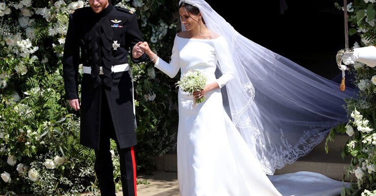 Los nuevos duques de Sussex saludaron a los cientos de asistentes a la boda que estaban a las afueras del castillo de Windsor.