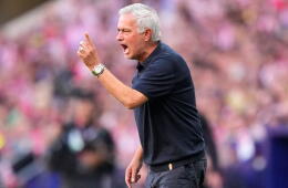 José Mourinho, entrenador del Real Madrid en medio del derbi contra Atlético en el Metropolitano. 