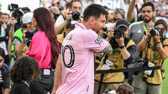 Lionel Messi, junto a un pequeño, en la ingreso a la cancha del partido de Inter Miami Lionel Messi, junto a un pequeño, en la ingreso a la cancha del partido de Inter Miami