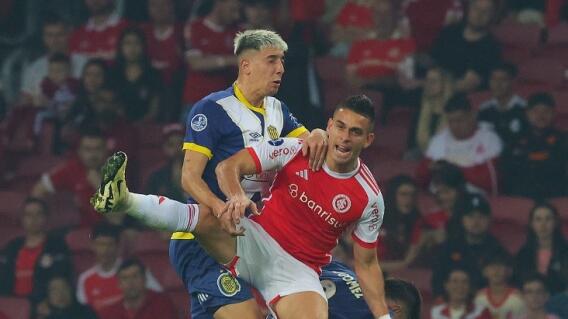Rafael Santos Borré en acción de juego con el Inter de Porto Alegre.  Rafael Santos Borré en acción de juego con el Inter de Porto Alegre.
