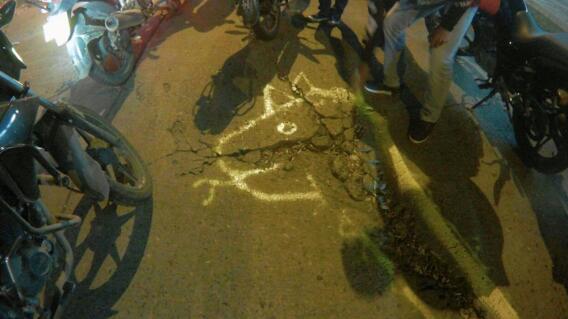 284680_Blu Radio / Motociclistas de Cali marcan los huecos en las vías para alertar para prevenir accidentes. Foto: Cortesía.