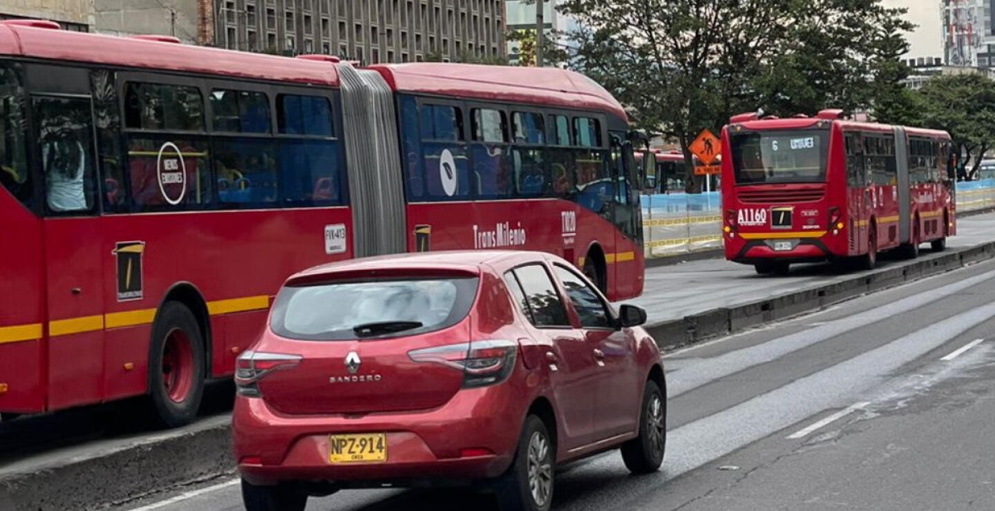 Buses de TransMilenio pasan por la avenida Caracas en Bogotá. 