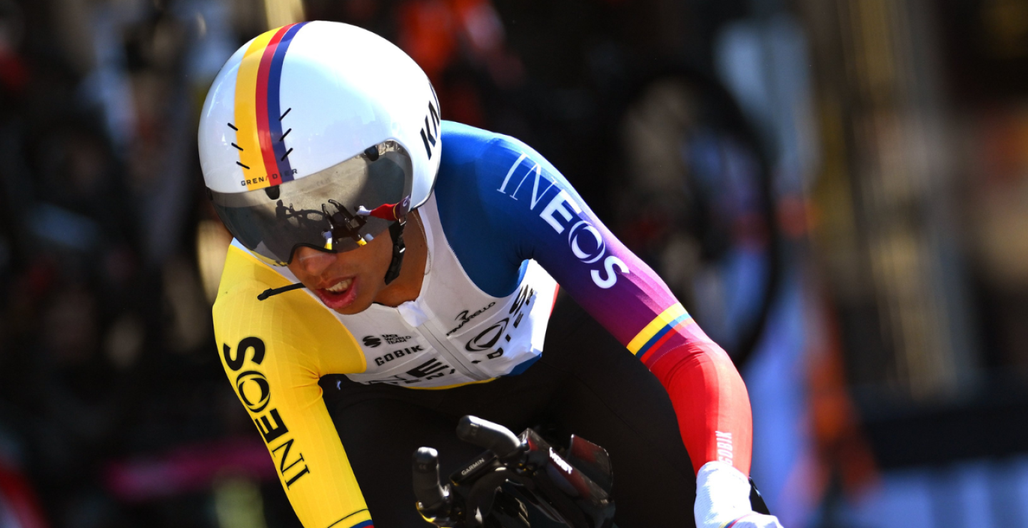 Egan Bernal, ciclista colombiano del INEOS Grenadiers, en la 'crono' del Giro de Italia 2025