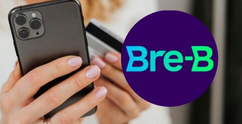 Un amujer pagando por celular junto al logo de Bre-B. 