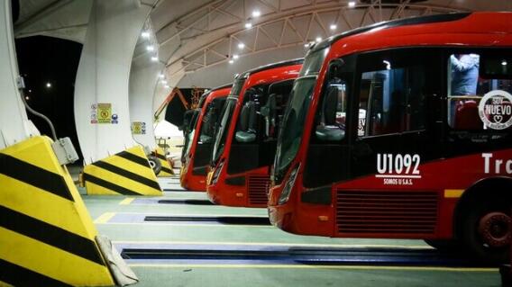 Las rutas de TransMilenio que llegan a la Universidad Javeriana operan de lunes a domingo, desde las 4:00 de la mañana hasta las 11:00 de la noche. Las rutas de TransMilenio que llegan a la Universidad Javeriana operan de lunes a domingo, desde las 4:00 de la mañana hasta las 11:00 de la noche.