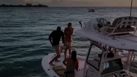 El amor salió a flote, la curiosa propuesta de matrimonio en la que el novio terminó en el mar El amor salió a flote, la curiosa propuesta de matrimonio en la que el novio terminó en el mar