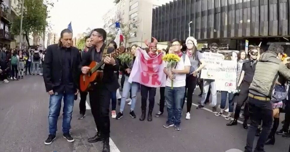 El Grupo Salpicón se vistió de estudiante y salió a protestar