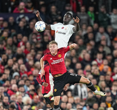 Dávinson Sánchez en acción de juego con el Galatasaray frente a Manchester United, por la Champions League. 