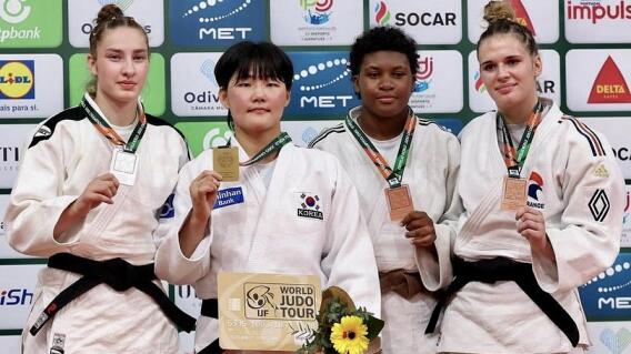 Brenda Olaya (tercera de izquierda a derecha), judoca colombiana.  Brenda Olaya (tercera de izquierda a derecha), judoca colombiana.