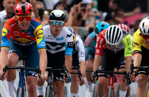 Mads Pedersen, ganador de la etapa 1 del Giro de Italia 2025, tras imponerse en el embalaje