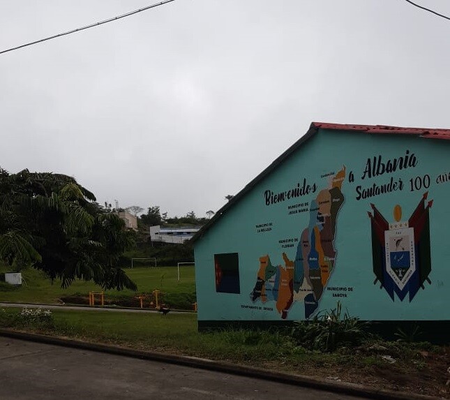 FOTO ESCUELA ALBANIA.jpg