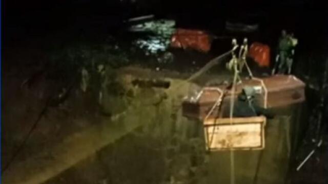 ¿Solo pasa en Colombia? Tienen que mover a un muerto por una polea ante la falta de un puente