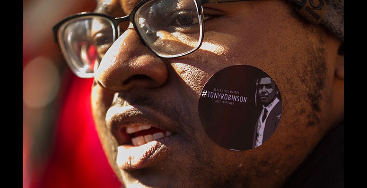 El jefe de la Policía de Madison (Wisconsin), Mike Koval, que durante el fin de semana visitó la casa de la familia de Robinson, pidió hoy disculpas por la muerte del joven.