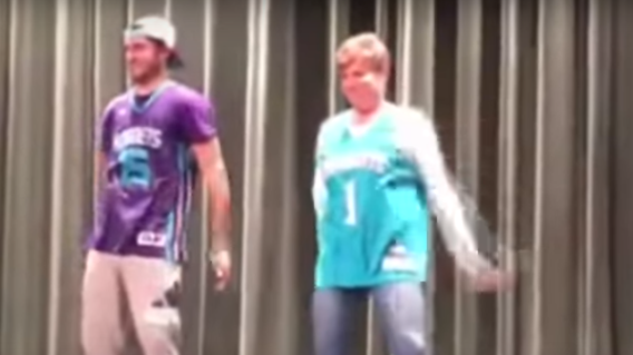 297107_Blu Radio / Madre e hijo bailando. Foto: Youtube