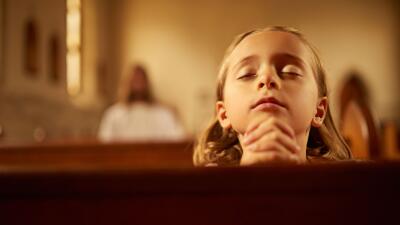 Imagen de referencia, niña orando a Jesús