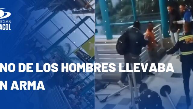 Pelea en el Metrocable de Medellín: se lanzaron hasta el mobiliario de estación Pelea en el Metrocable de Medellín: se lanzaron hasta el mobiliario de estación