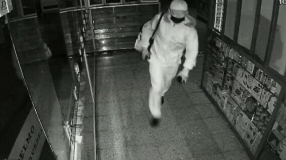 Denuncian que guarda de seguridad se robó más de $200 millones en San ...