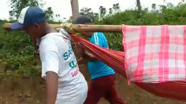 “Pónganse la mano en el pecho”: clamor desde corregimiento de Tierralta donde sacan enfermos a pie