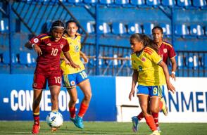 Acción de juego entre la Selección Colombia femenina Sub-20 y Venezuela en el Sudamericano 2026.