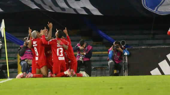 Jugadores del América festejan el gol que le marcaron a Millonarios en El Campín.