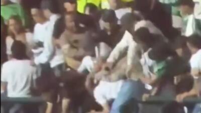 Hinchas de Nacional agreden, al parecer, a uno del Junior de Barranquilla. 