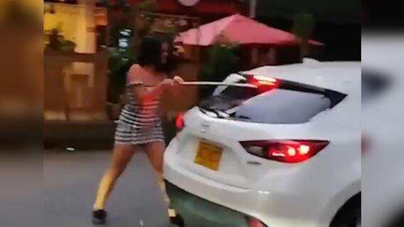 12288_La Kalle - Mujer celosa rompió el carro de su novio - Foto: Twitter/UnTalivanMa 12288_La Kalle - Mujer celosa rompió el carro de su novio - Foto: Twitter/UnTalivanMa