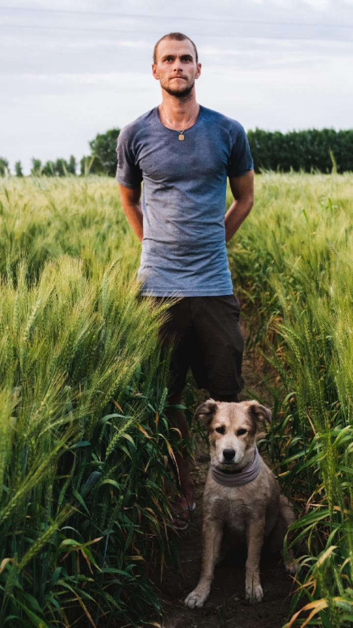 Les tomó siete años: hombre y su perro le dieron la vuelta al mundo caminando