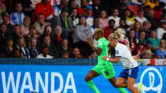Halimatu Ayinde y Rachel Daly disputan un balón durante el partido. Halimatu Ayinde y Rachel Daly disputan un balón durante el partido.