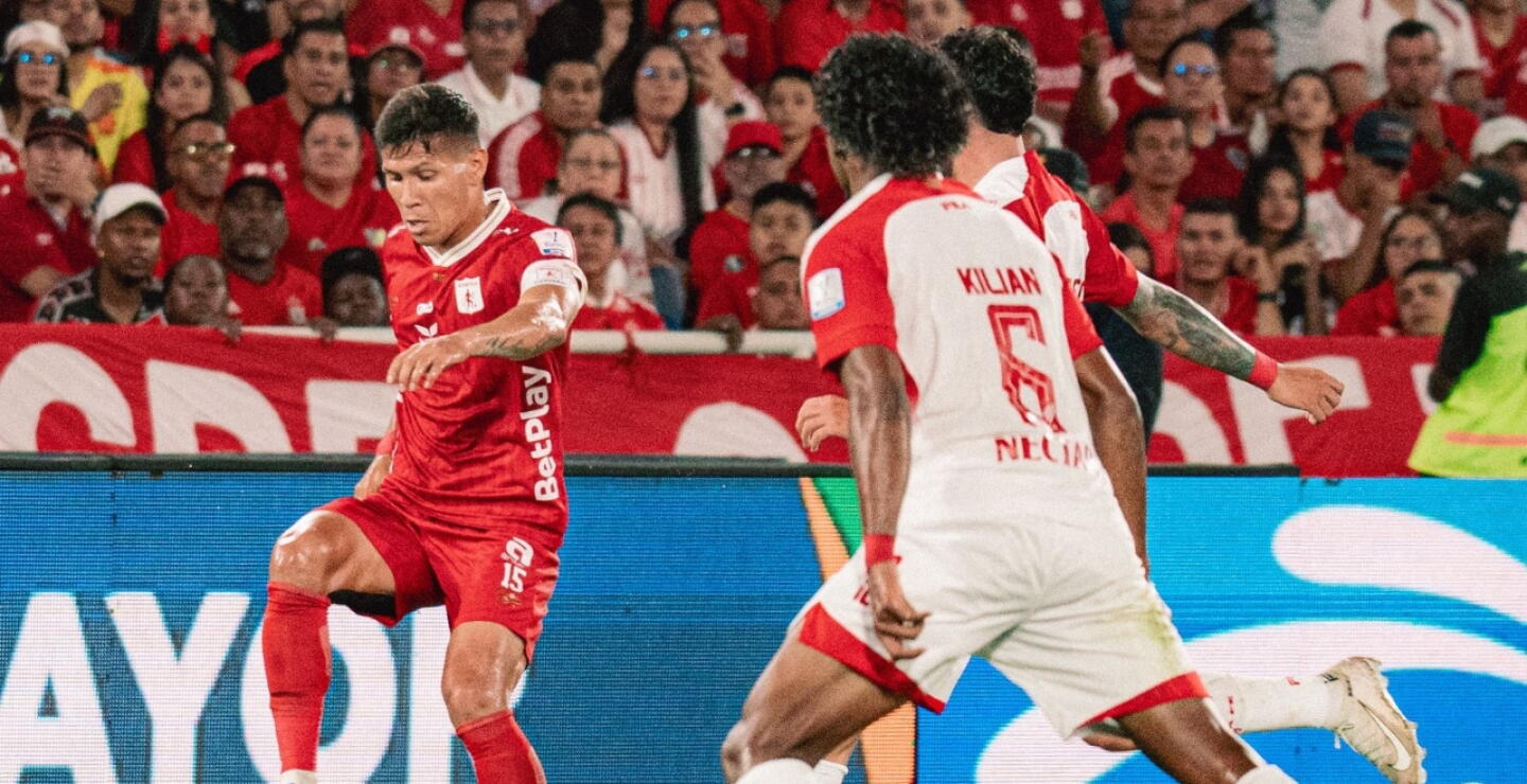 Acción de juego entre América de Cali y Santa Fe, por la ida de los cuartos de final de la Liga BetPlay I-2026.